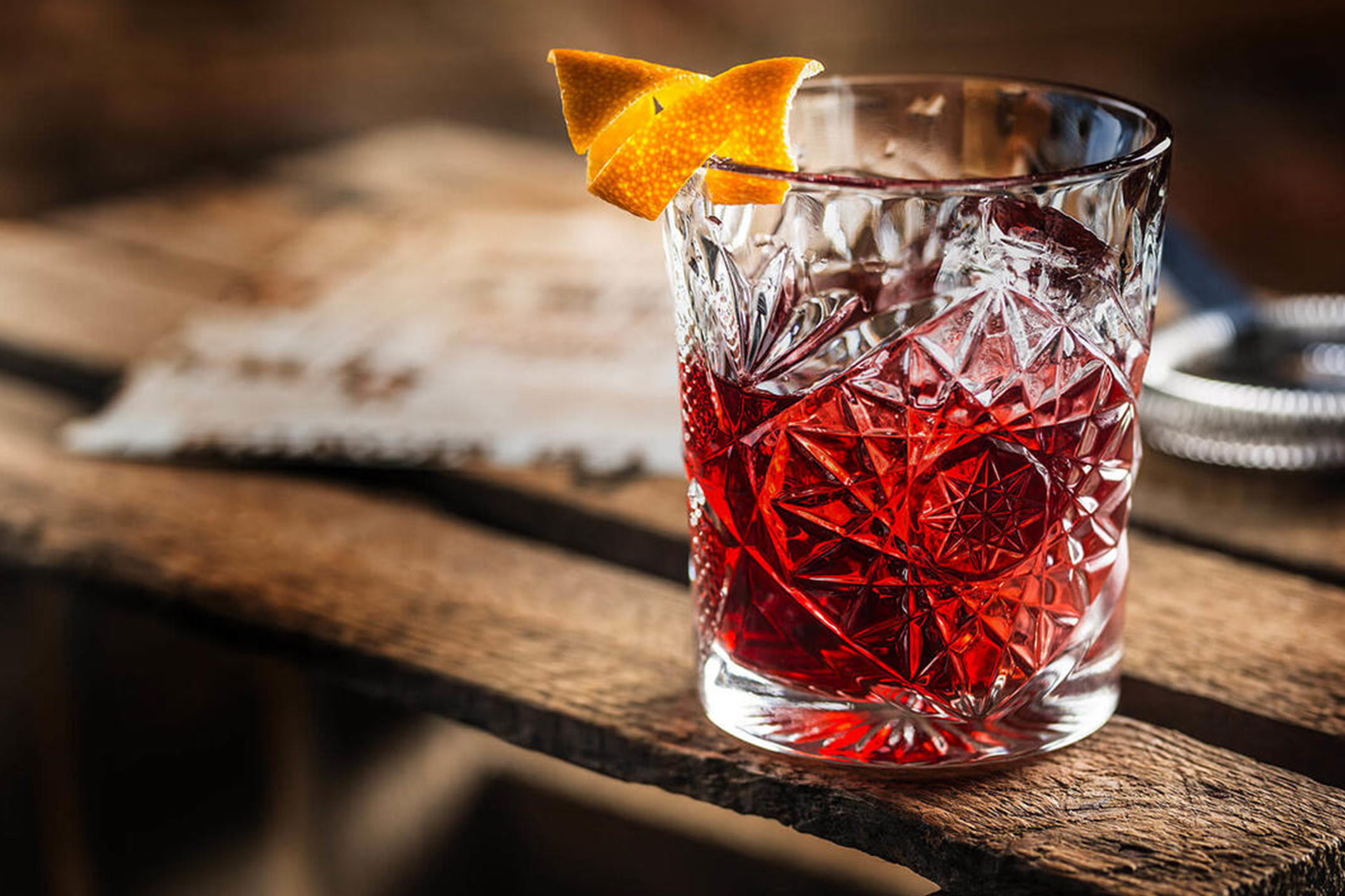 Negroni koktél recept: egy évszázados klasszikus, mely soha nem megy ki a divatból